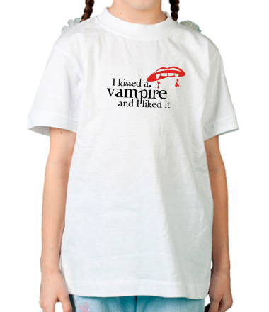 Детская футболка I kissed a vampire